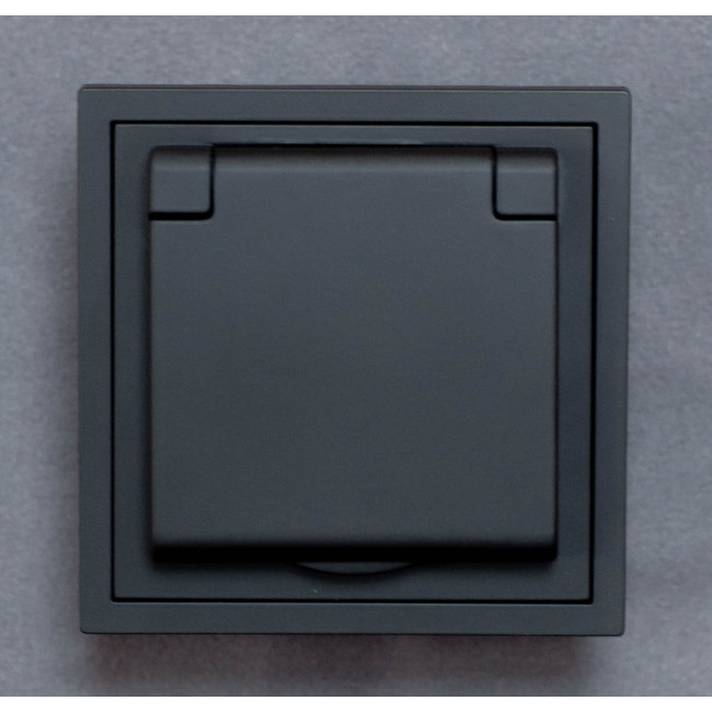 Ardero ER131-B розетка двойная с заземлением, крышкой и шторками, механизм чёрный 16А Soft