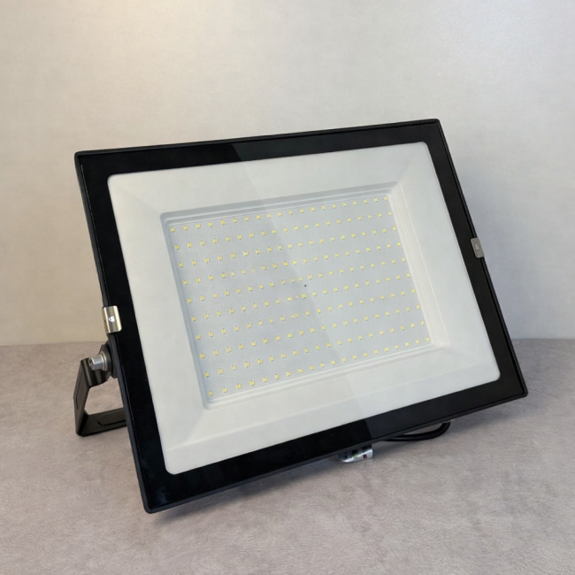 Светодиодный прожектор Ardero LL-1200ARD 200W 6500K черный Светодиодный прожектор Ardero LL-1200ARD 200W 6500K черный